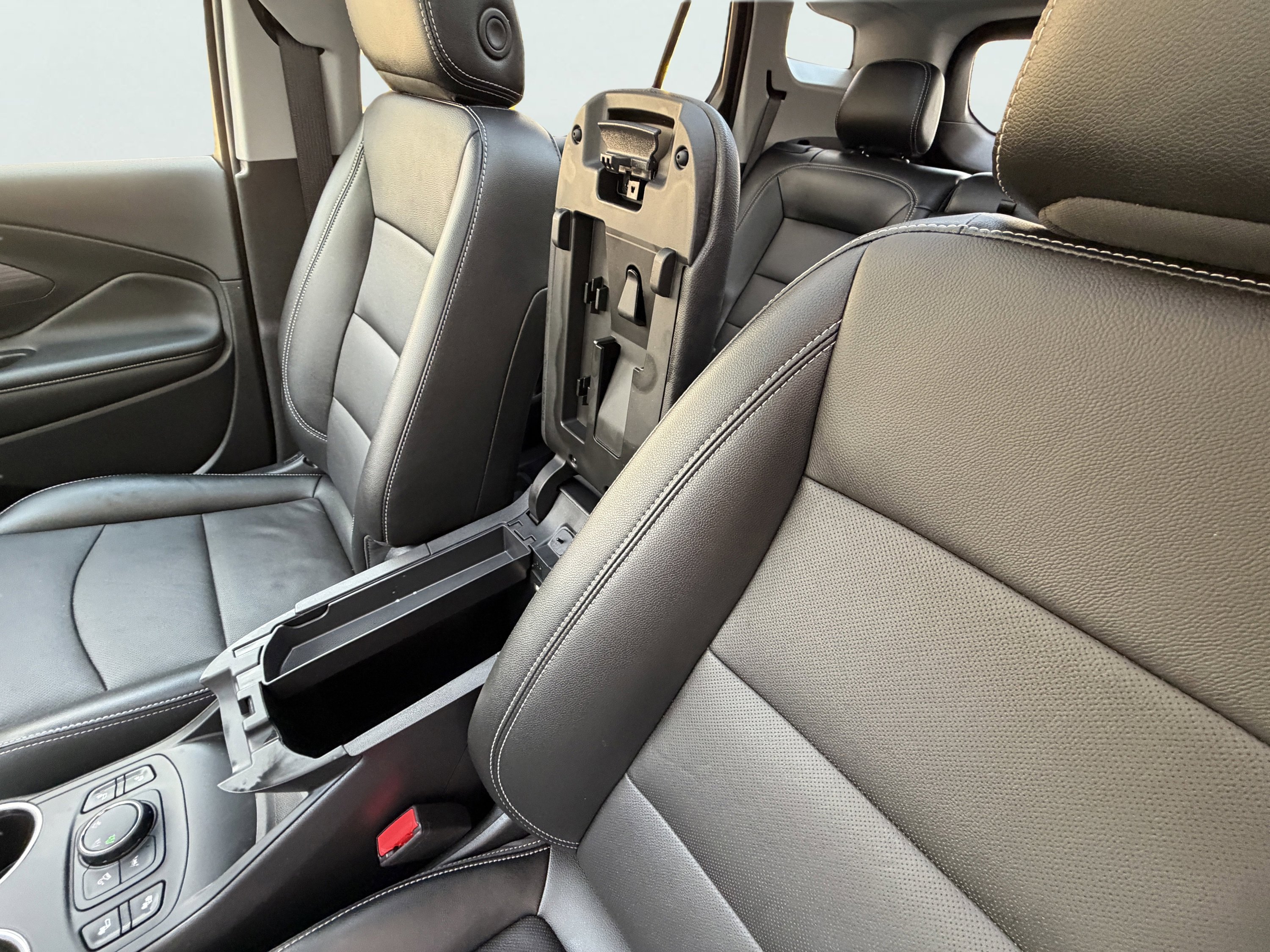 Used 2024 GMC Terrain SLT w/ Infotainment Package II image 35