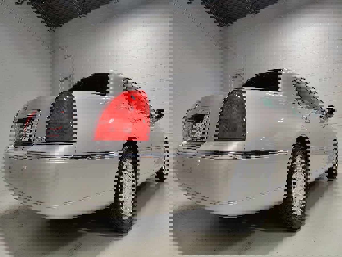 Used 2004 Lincoln Town Car Ultimate image 7