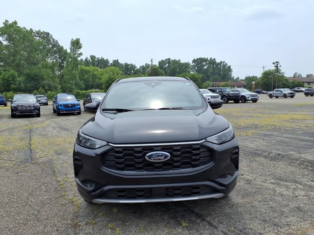 Used 2023 Ford Escape ST-Line w/ Tech Pack #1 AWD/4WD image 2