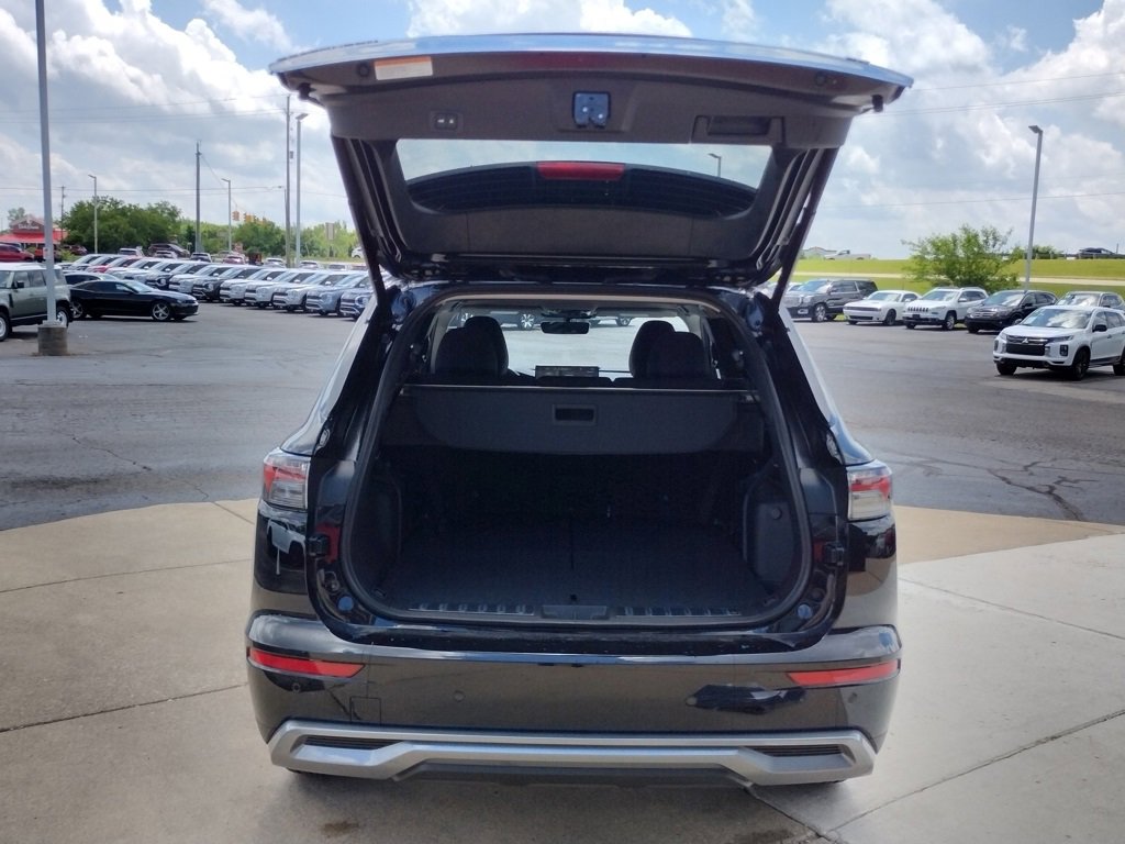 New 2025 Mitsubishi Outlander SE image 18