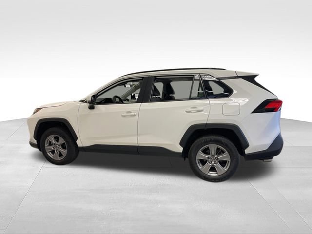 Used 2022 Toyota RAV4 XLE w/ Convenience Package AWD/4WD image 4