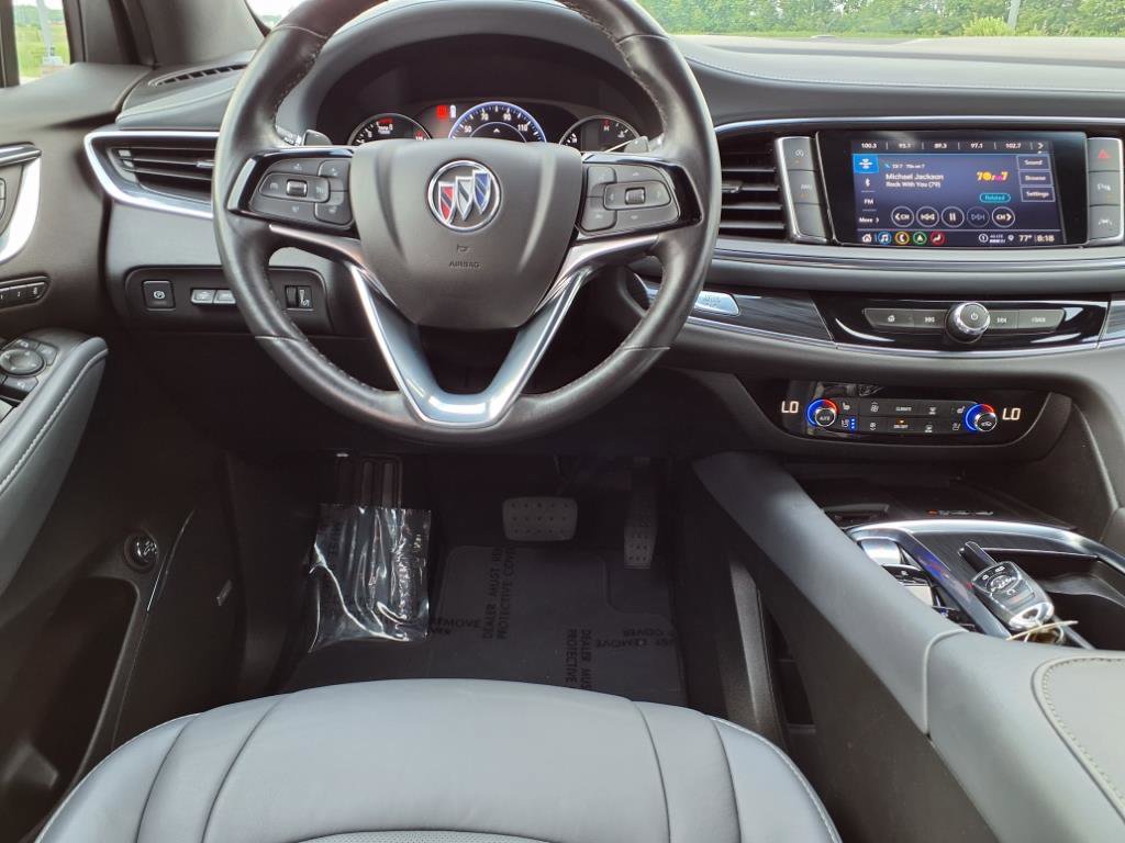 Used 2024 Buick Enclave Premium image 3
