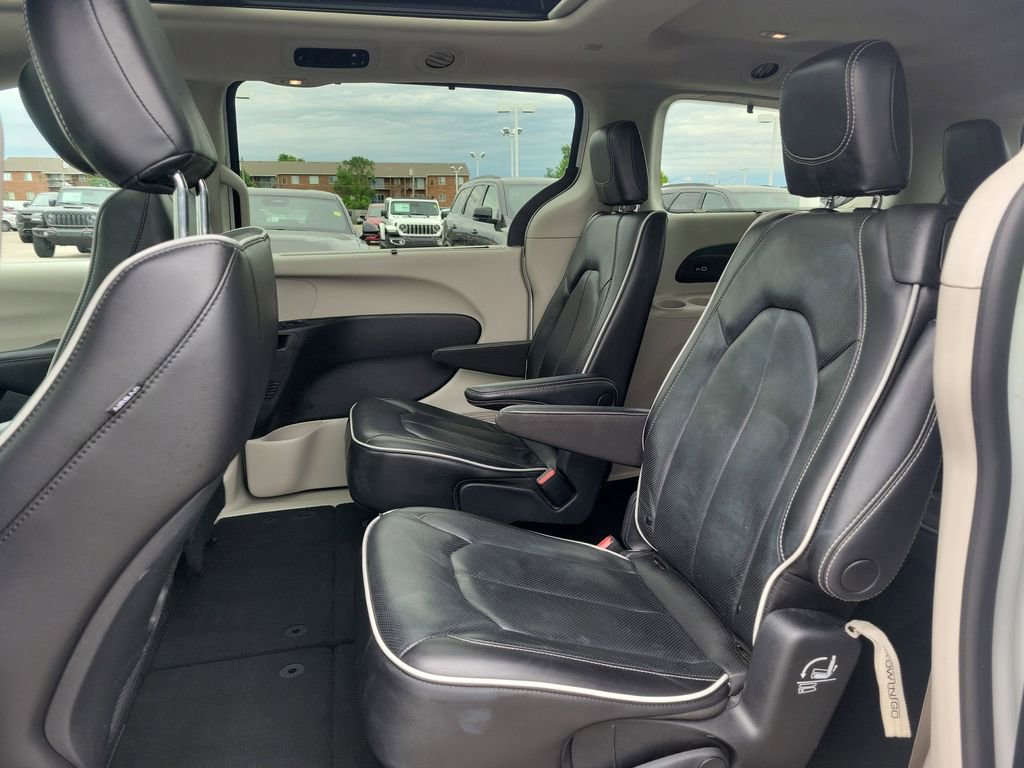 Used 2023 Chrysler Pacifica Limited FWD image 13