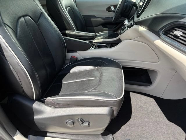 Used 2023 Chrysler Pacifica Limited FWD image 21