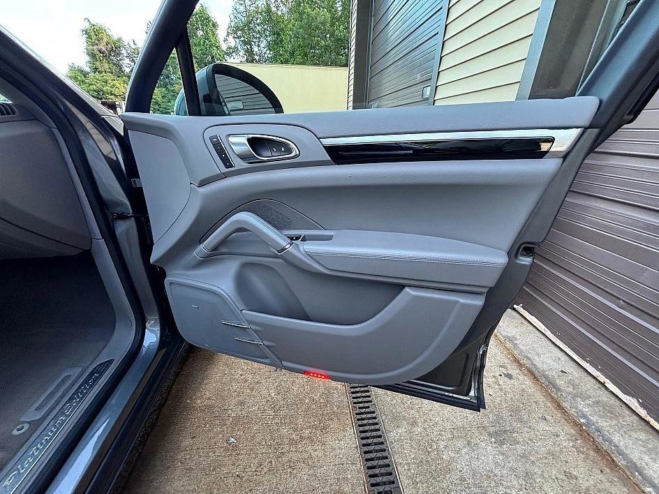 Used 2014 Porsche Cayenne Diesel Platinum Edition image 22