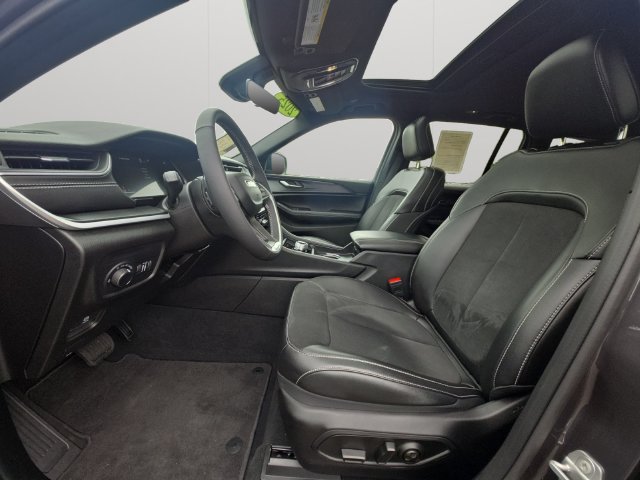 Used 2025 Jeep Grand Cherokee Altitude AWD/4WD image 9