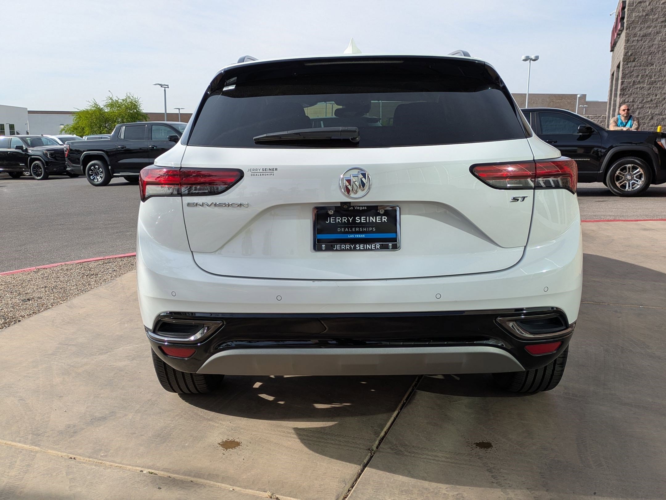 Used 2022 Buick Envision Essence w/ Sport Touring Package FWD image 4