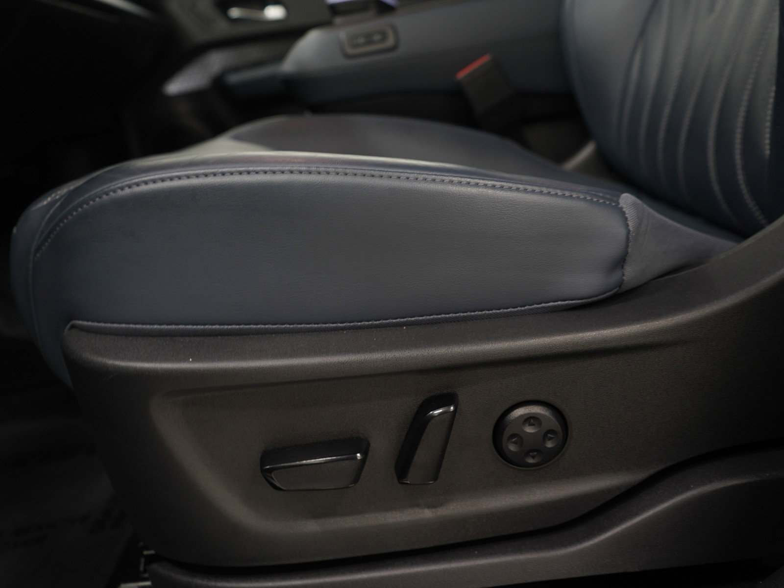 Used 2024 Nissan Ariya AWD image 25