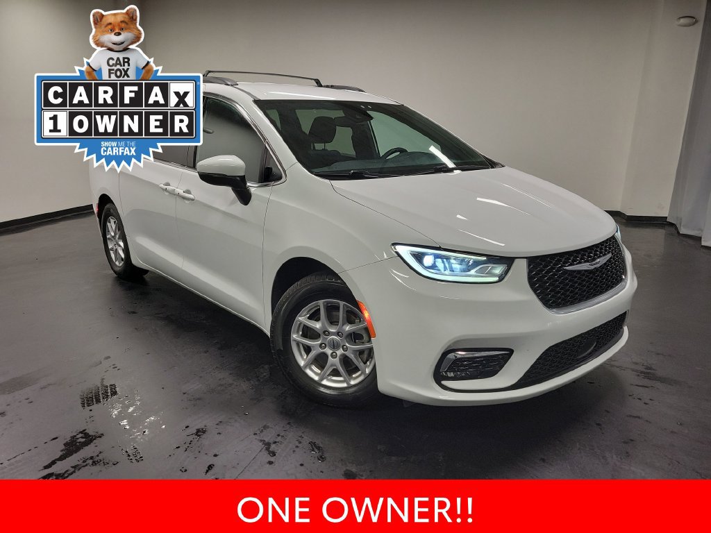 Used 2023 Chrysler Pacifica Touring FWD image 3