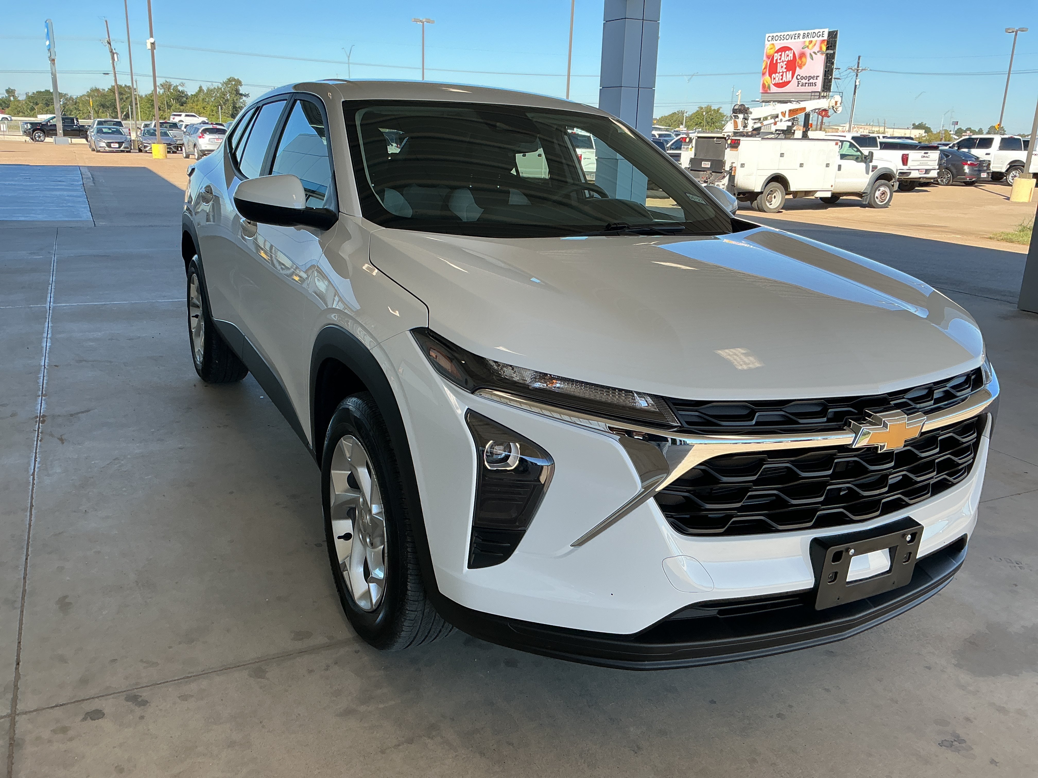 Used 2025 Chevrolet Trax LS w/ LS Convenience Package FWD image 2