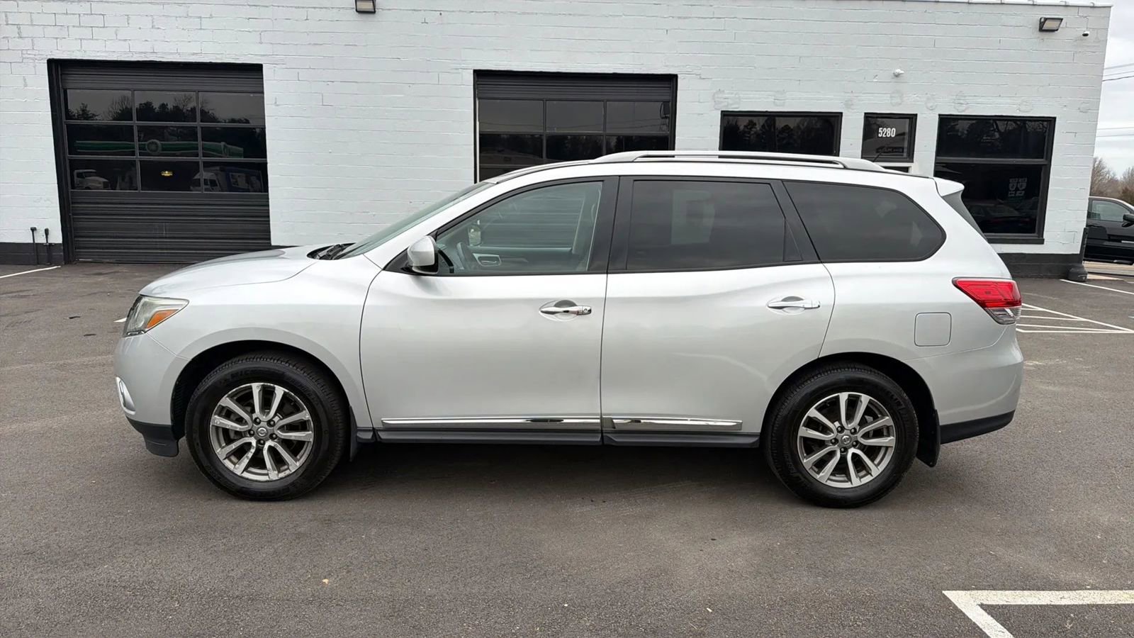 Used 2013 Nissan Pathfinder SL image 3