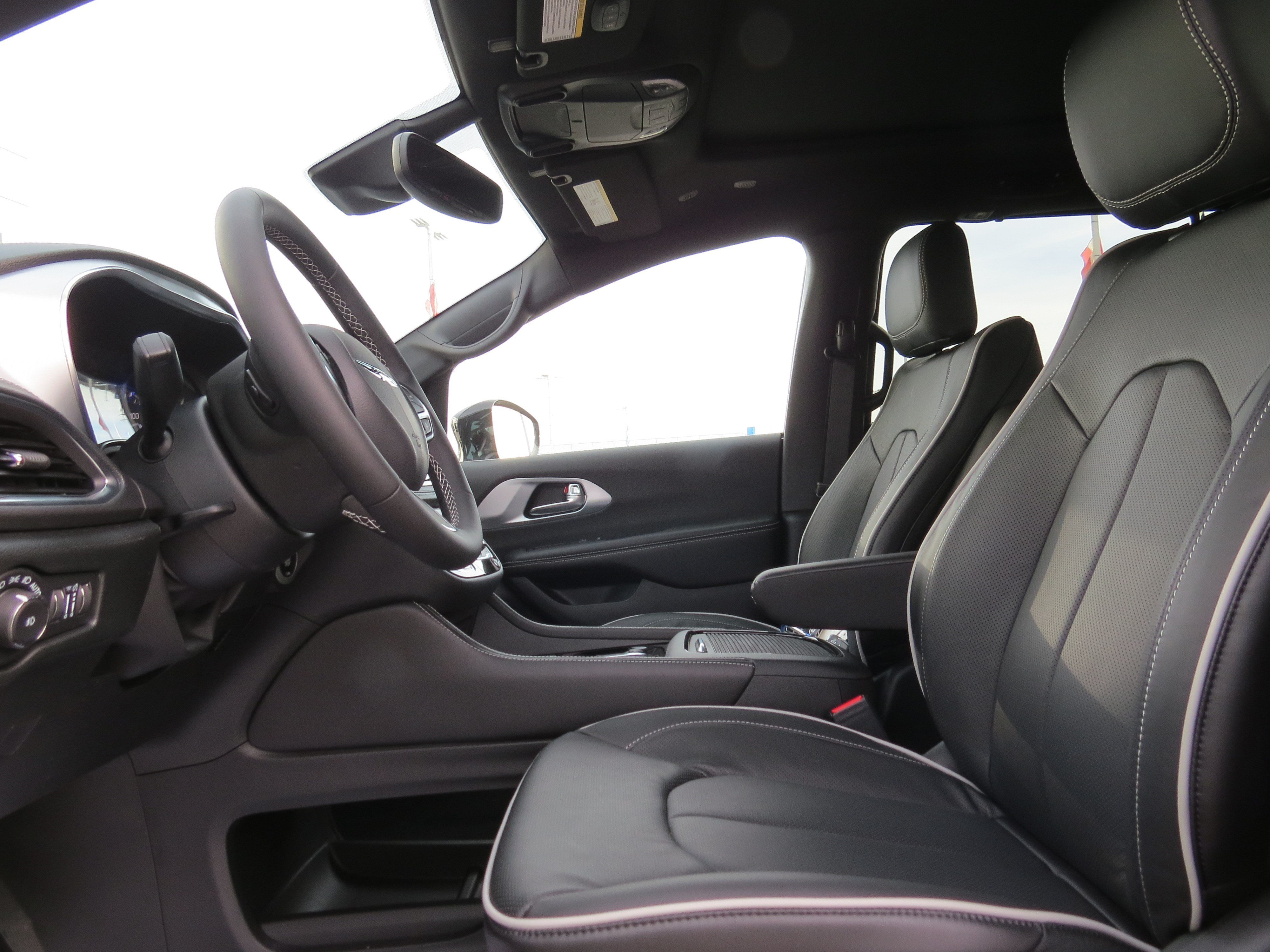 New 2026 Chrysler Pacifica Limited FWD image 18