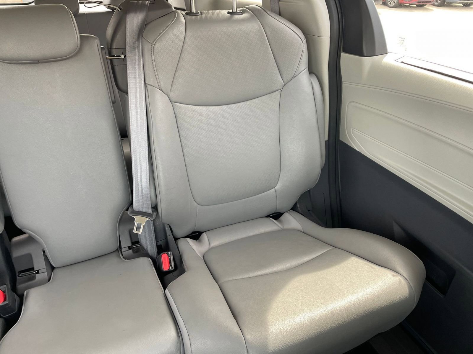 Used 2024 Toyota Sienna XLE image 40