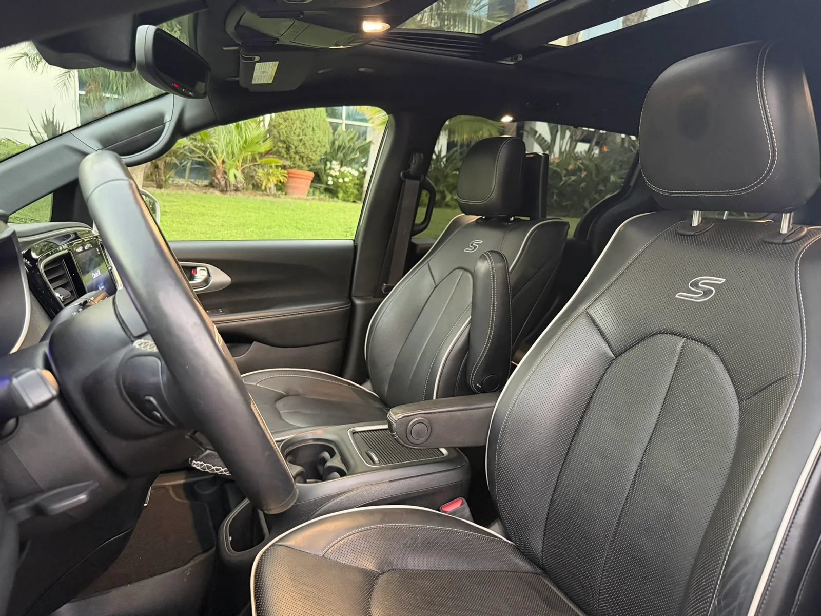 Used 2020 Chrysler Pacifica Limited w/ Advanced Safetytec Group FWD image 13