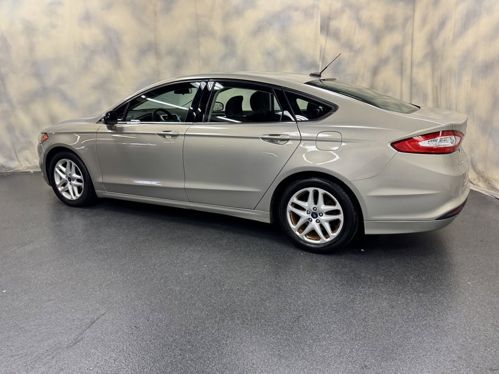 Used 2015 Ford Fusion SE image 4