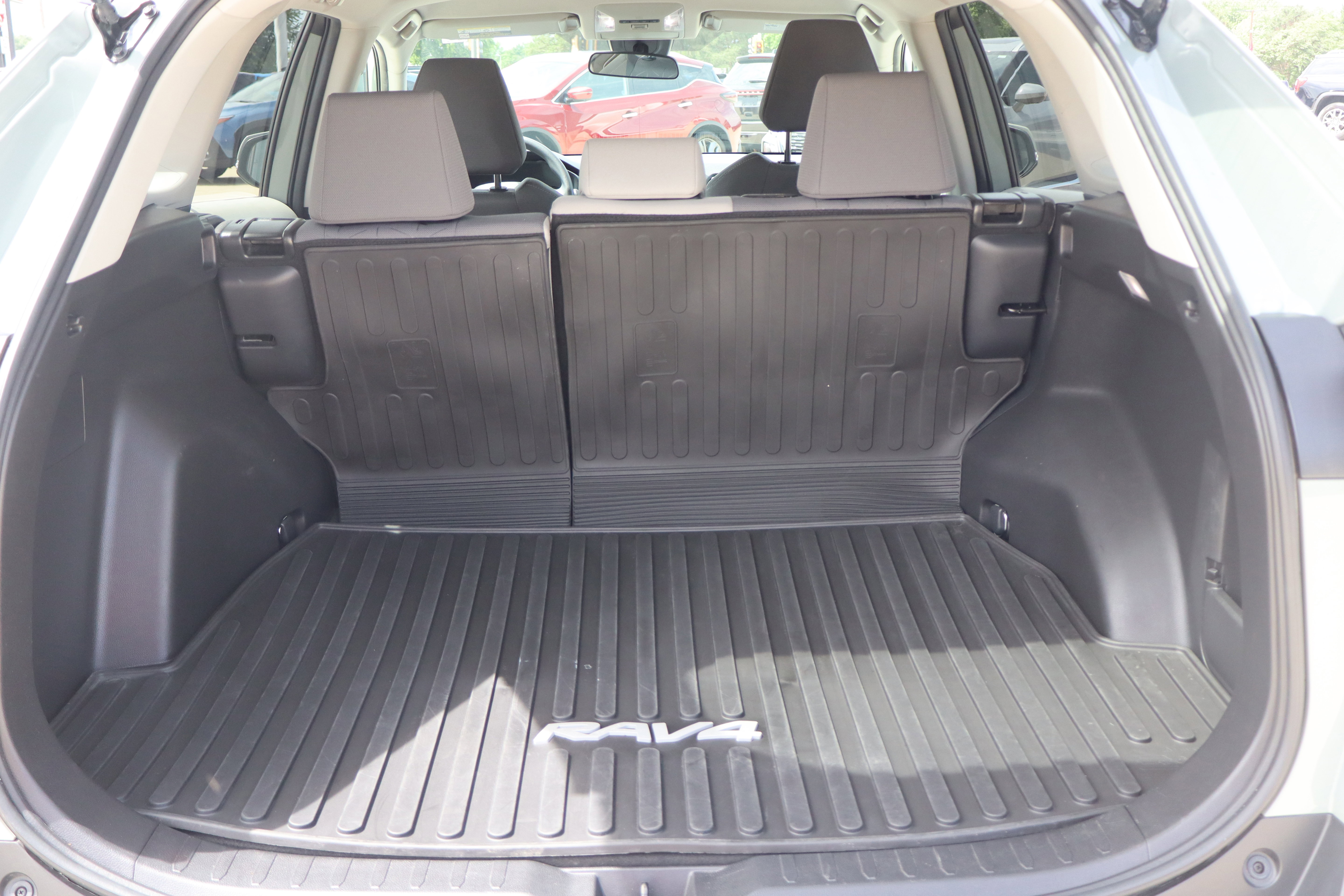 Used 2022 Toyota RAV4 XLE AWD/4WD image 24