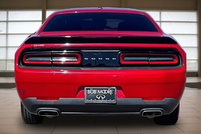 Used 2015 Dodge Challenger SXT RWD image 4