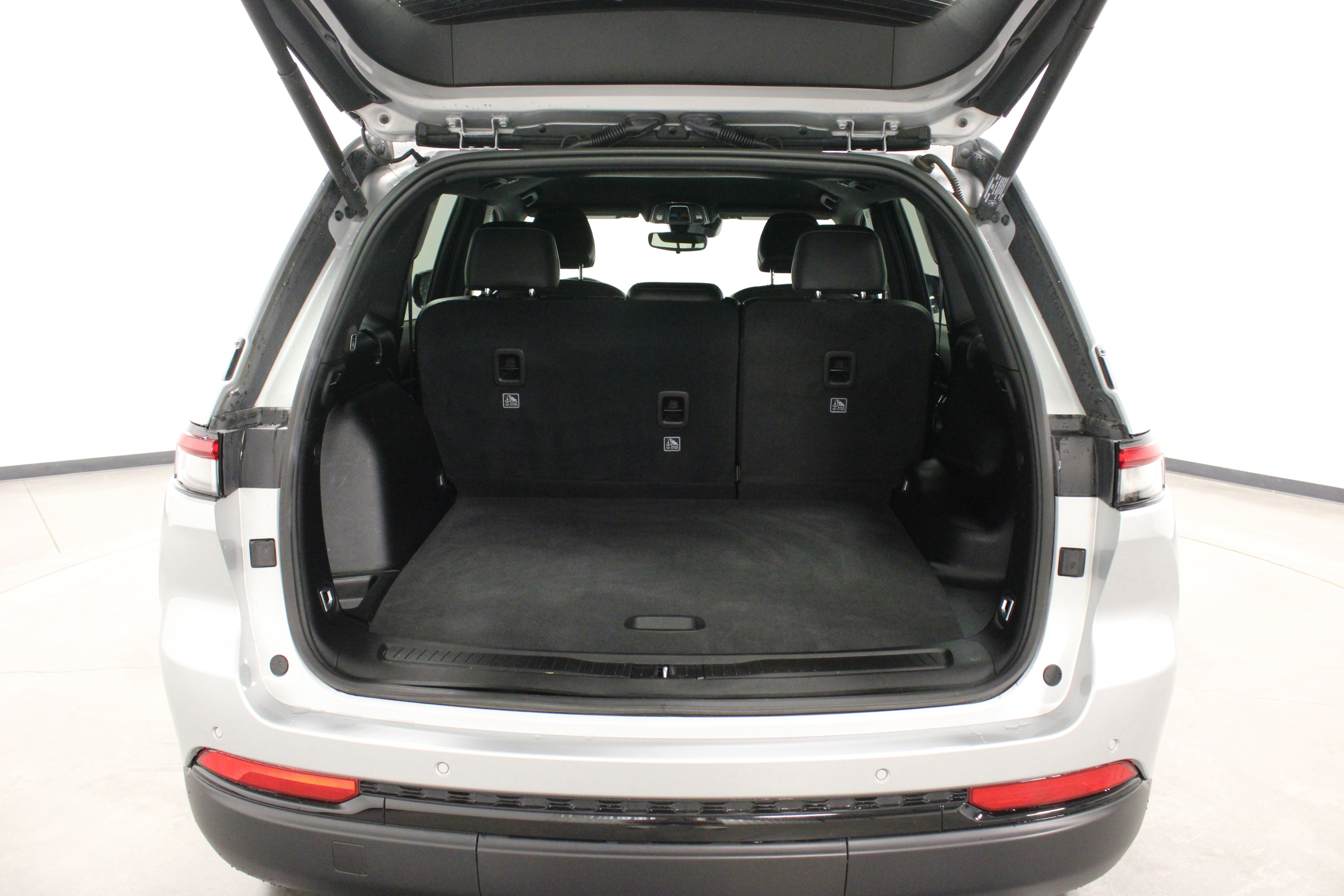 Used 2023 Jeep Grand Cherokee Altitude AWD/4WD image 12
