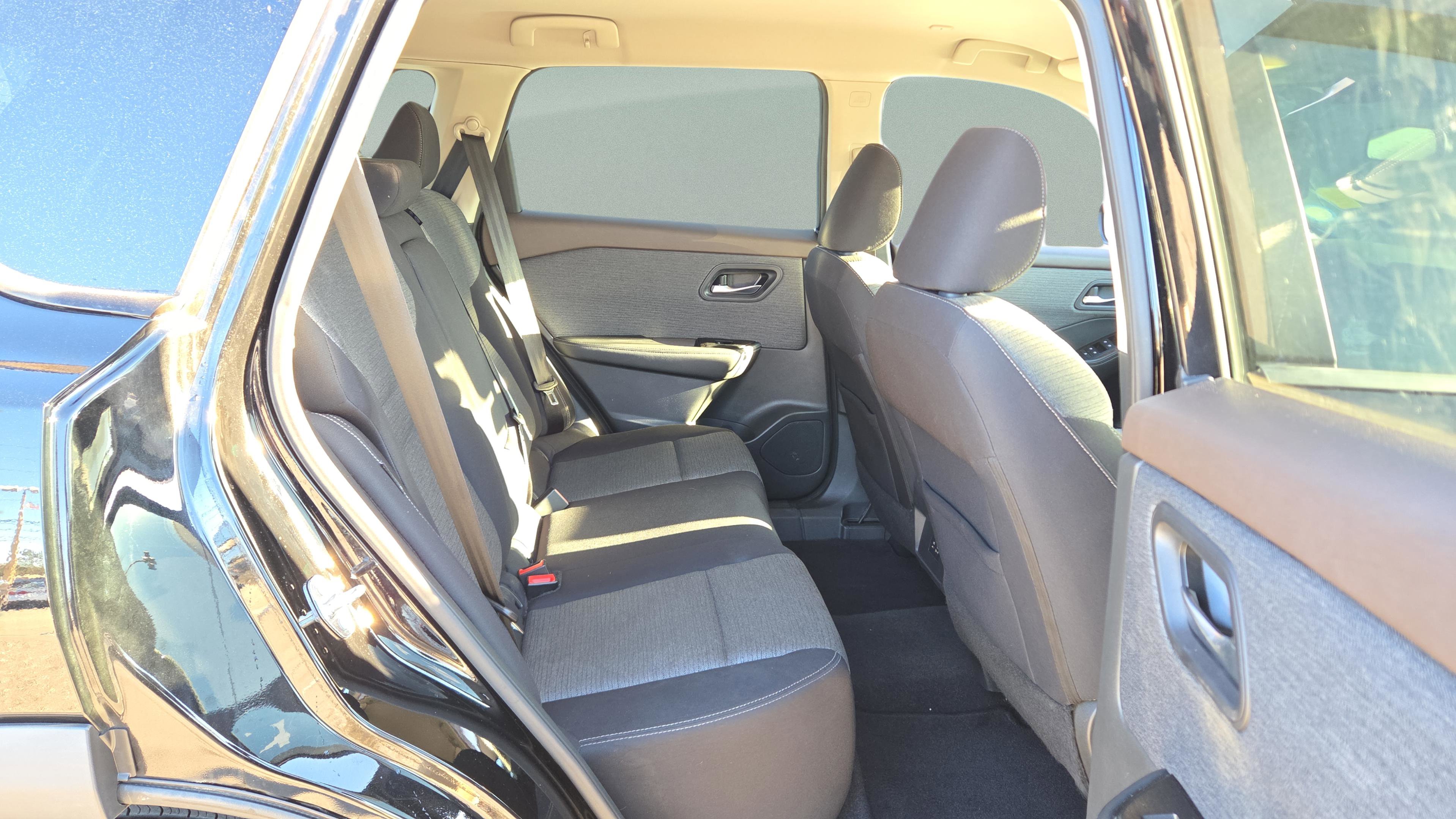 Used 2022 Nissan Rogue SV image 17