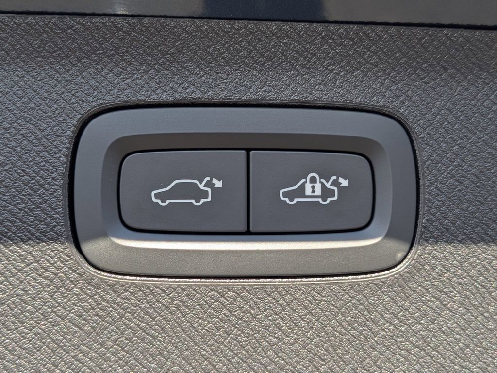 Used 2024 Volvo XC90 B6 Ultimate w/ Protection Package Premier image 14