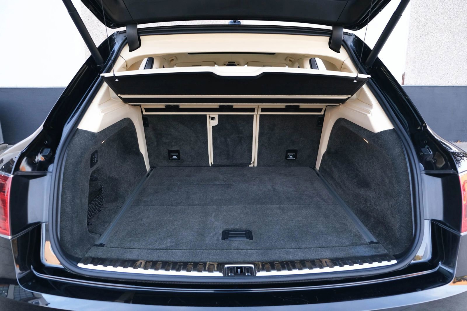 Used 2018 Bentley Bentayga image 26