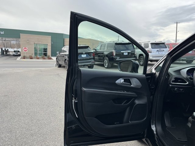 Used 2022 Chrysler Pacifica Touring image 26