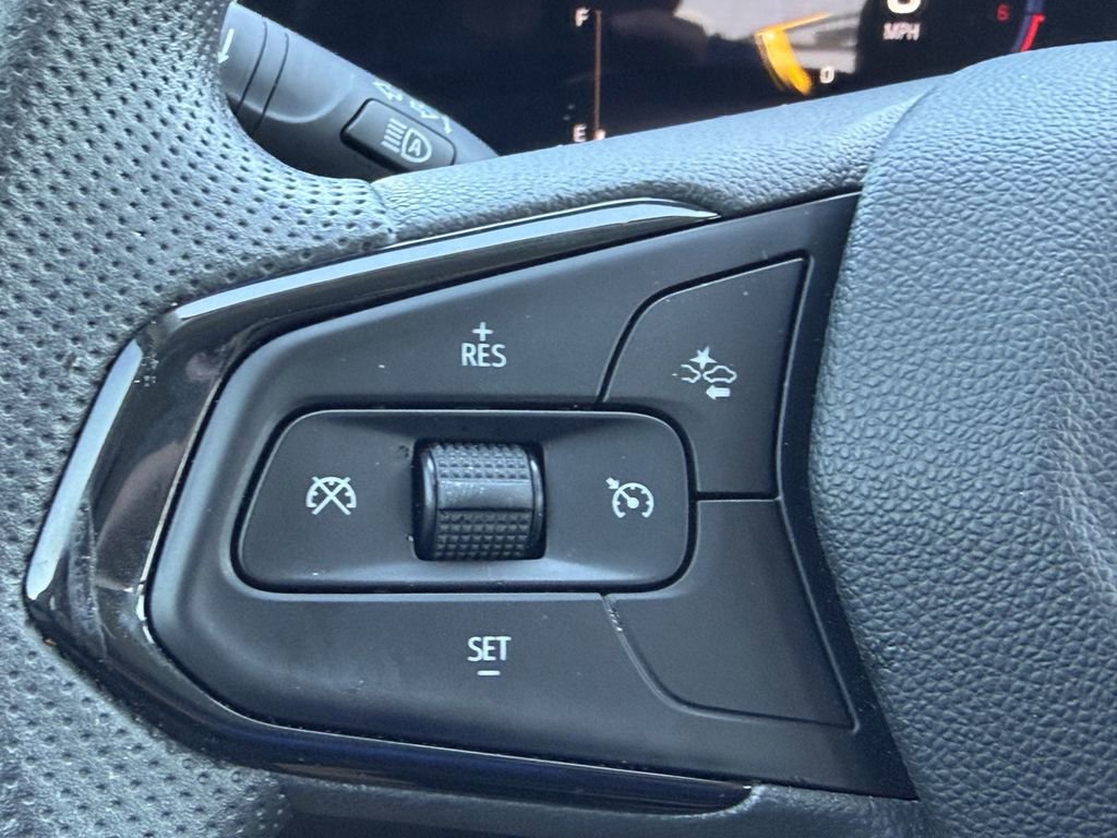 Certified 2025 Chevrolet Trax LT FWD image 29