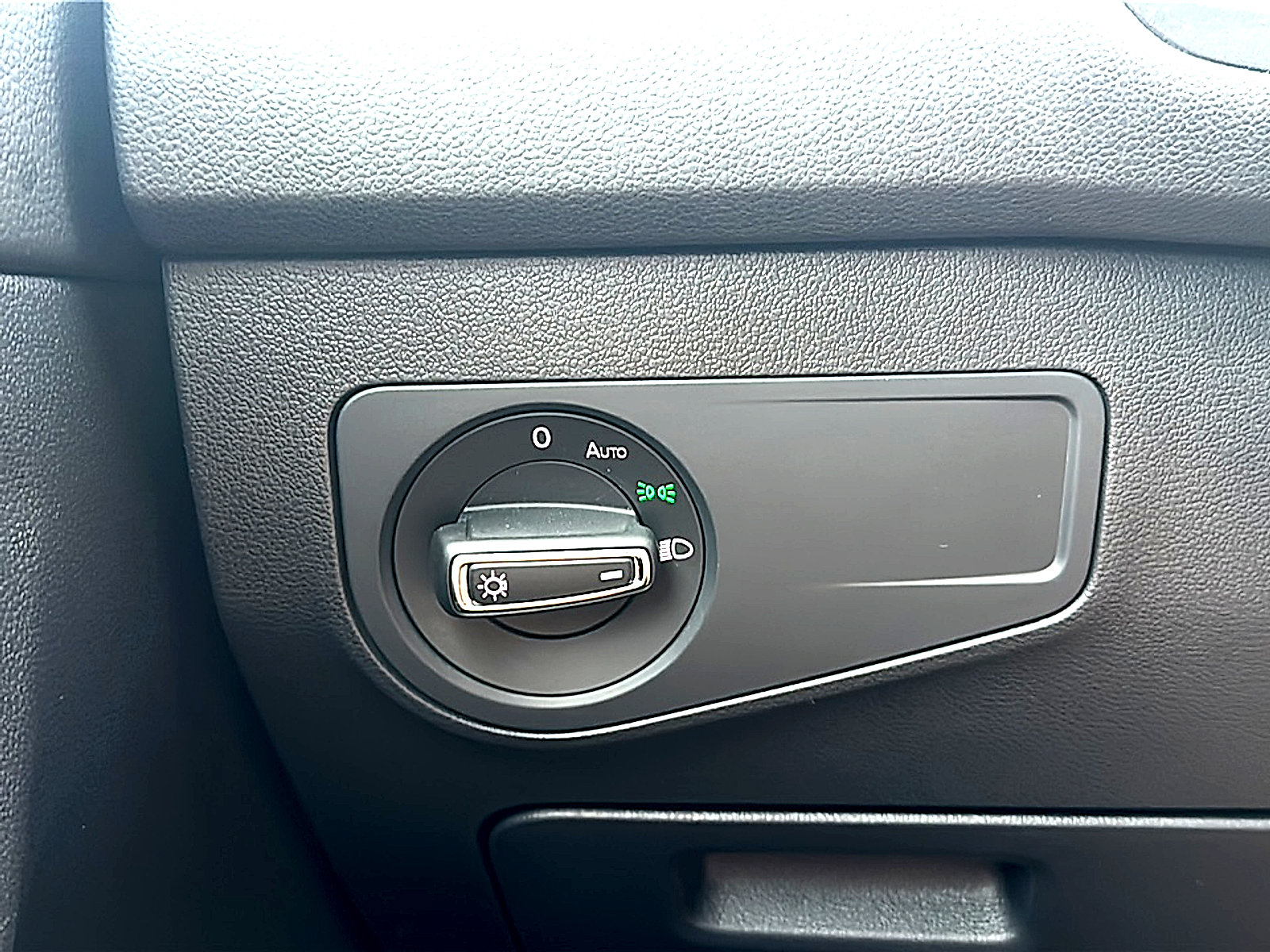 Used 2024 Volkswagen Tiguan SE image 36