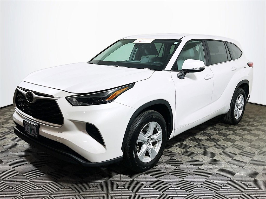 Used 2023 Toyota Highlander L image 4