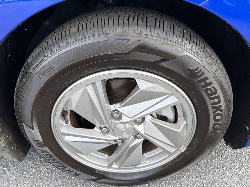 Used 2025 Hyundai Elantra SE w/ Cargo Package FWD image 12