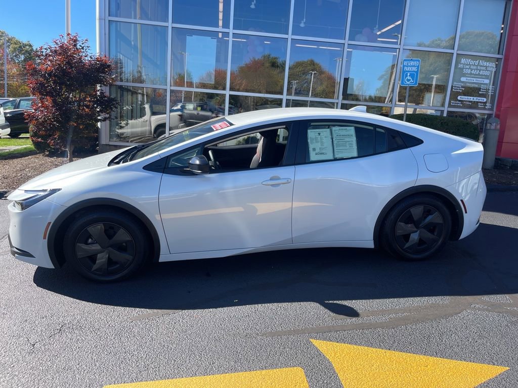 Used 2024 Toyota Prius Prime SE image 2