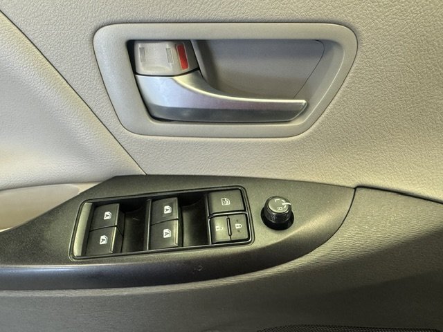 Used 2018 Toyota Sienna LE w/ Carpet Mat Package FWD image 34