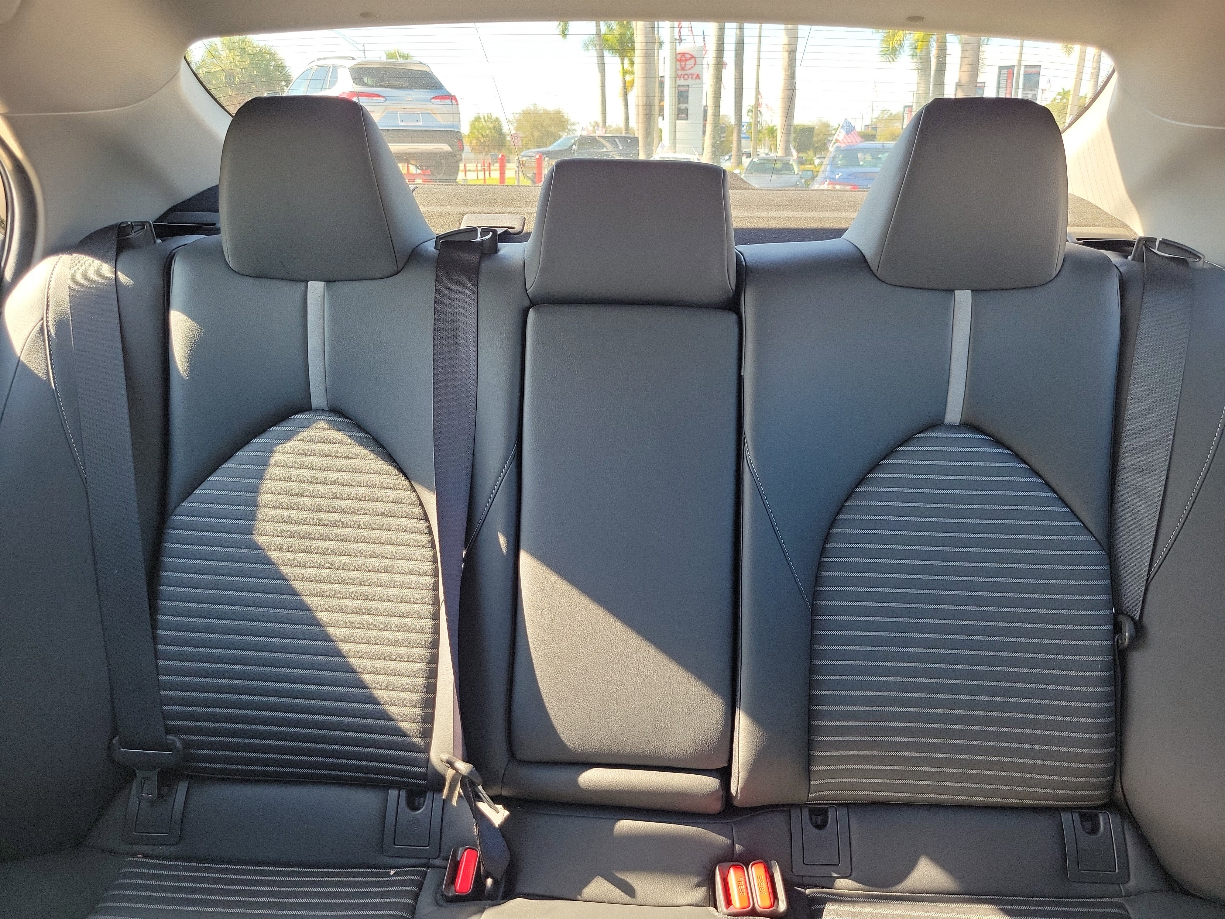 Used 2018 Toyota Camry SE image 21