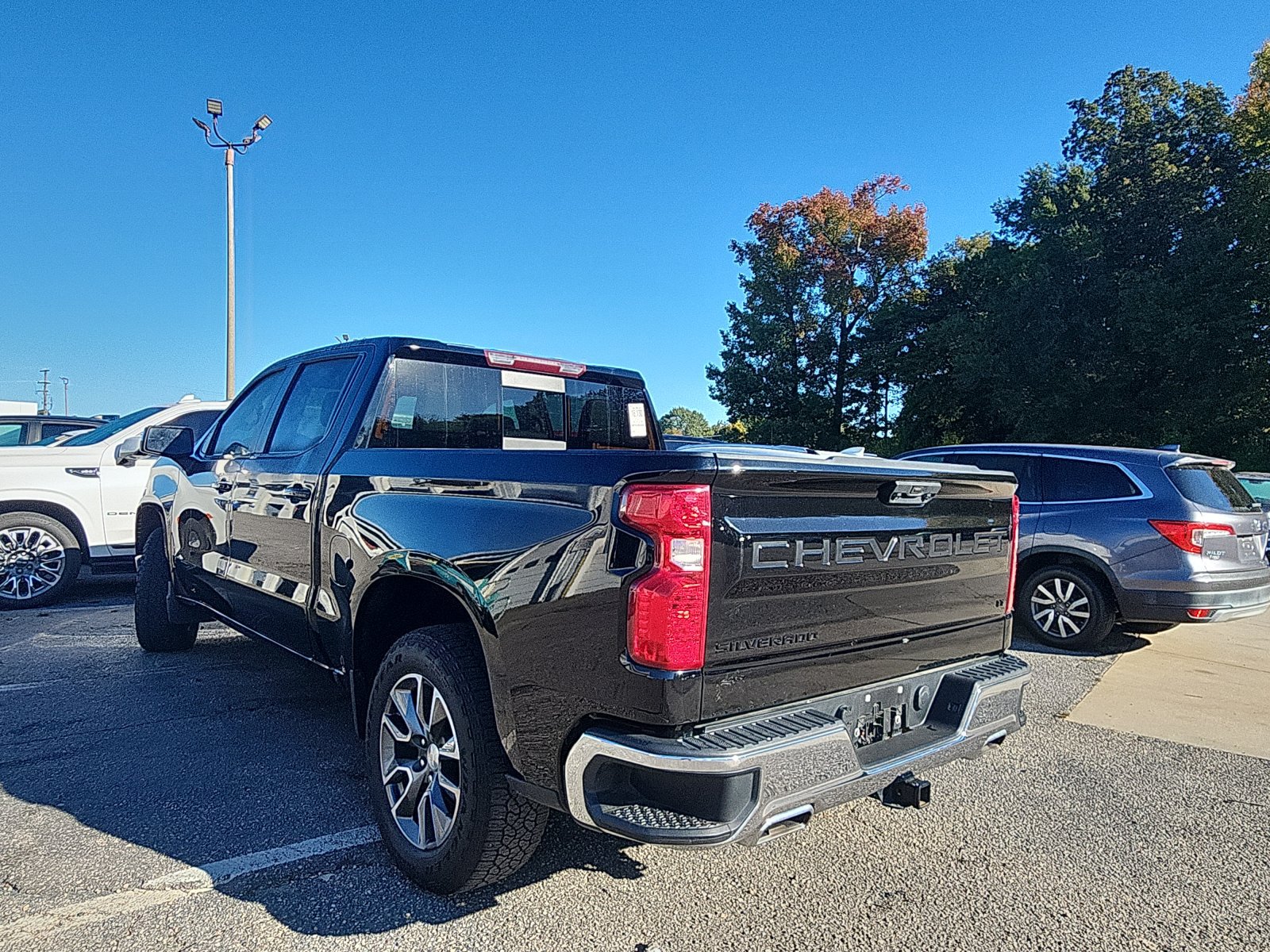 Used 2023 Chevrolet Silverado 1500 LT AWD/4WD image 3