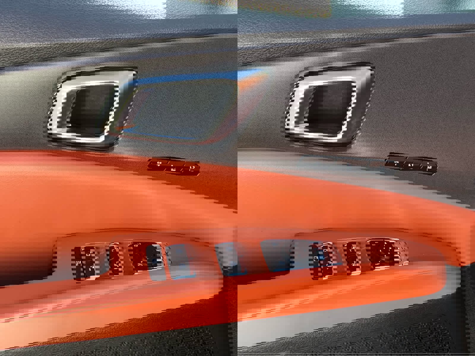 Used 2025 Kia Carnival EX image 30