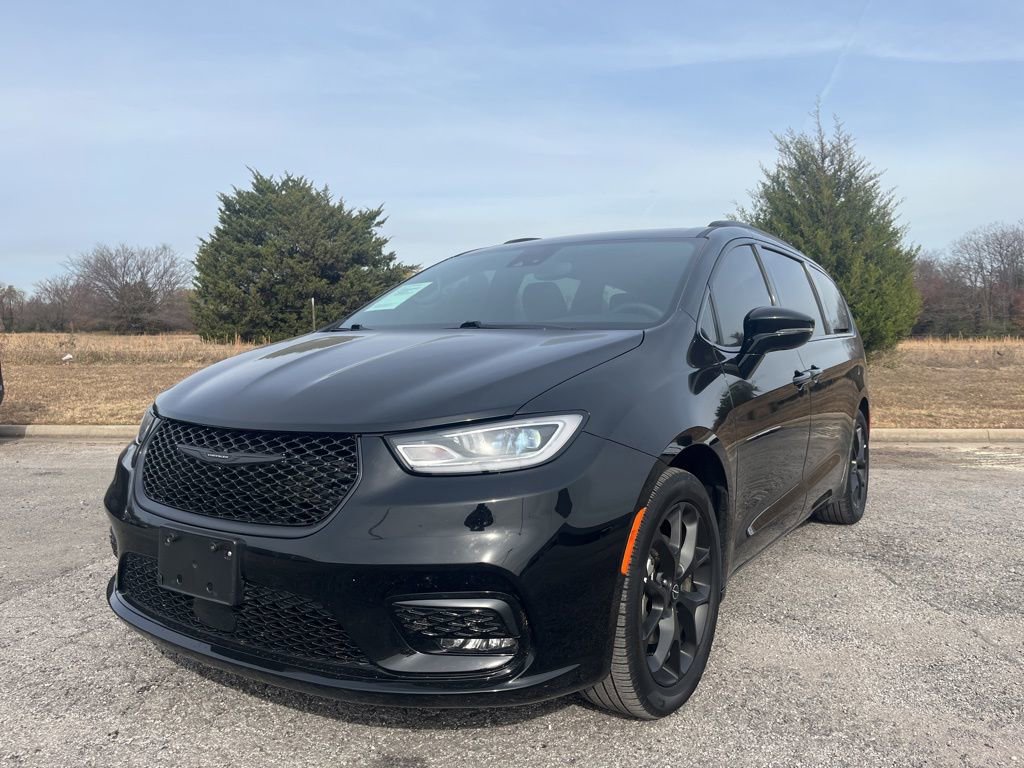 Used 2025 Chrysler Pacifica Limited image 1