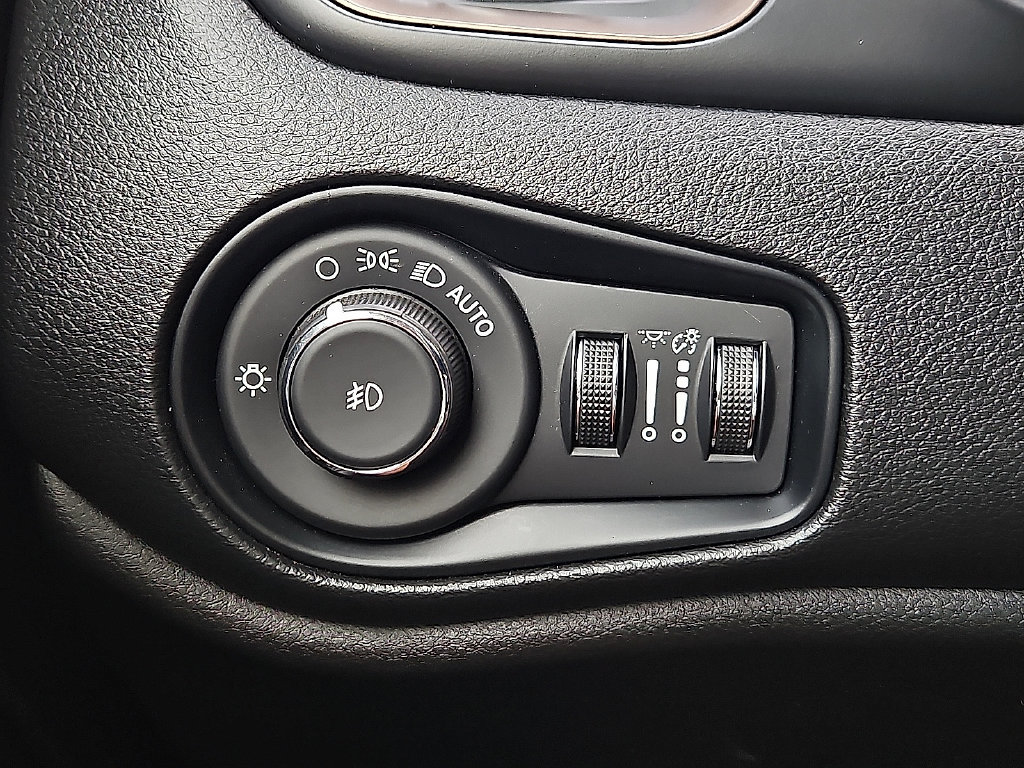 Used 2023 Jeep Renegade Latitude AWD/4WD image 23