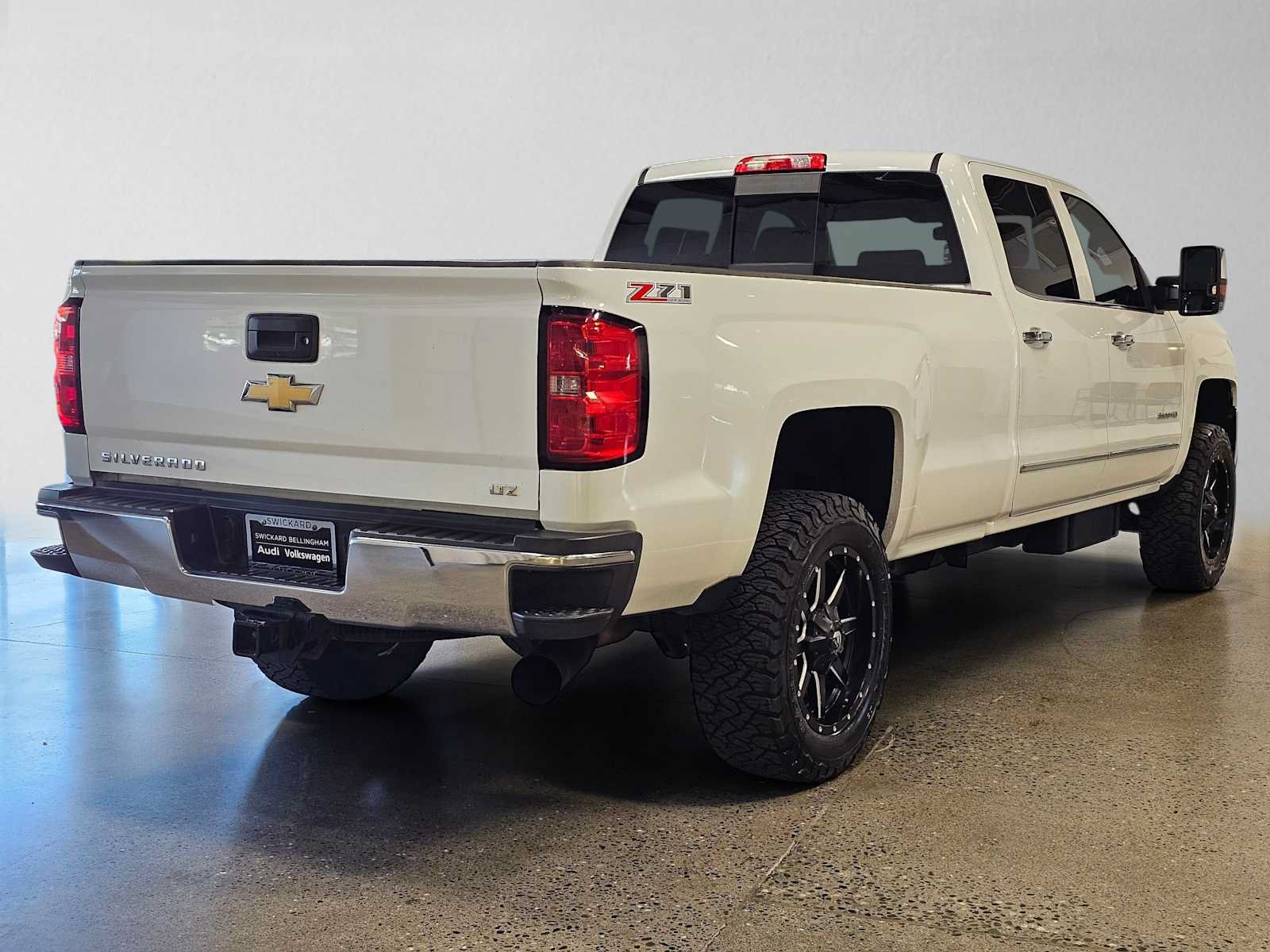 Used 2015 Chevrolet Silverado 3500 LTZ AWD/4WD image 3