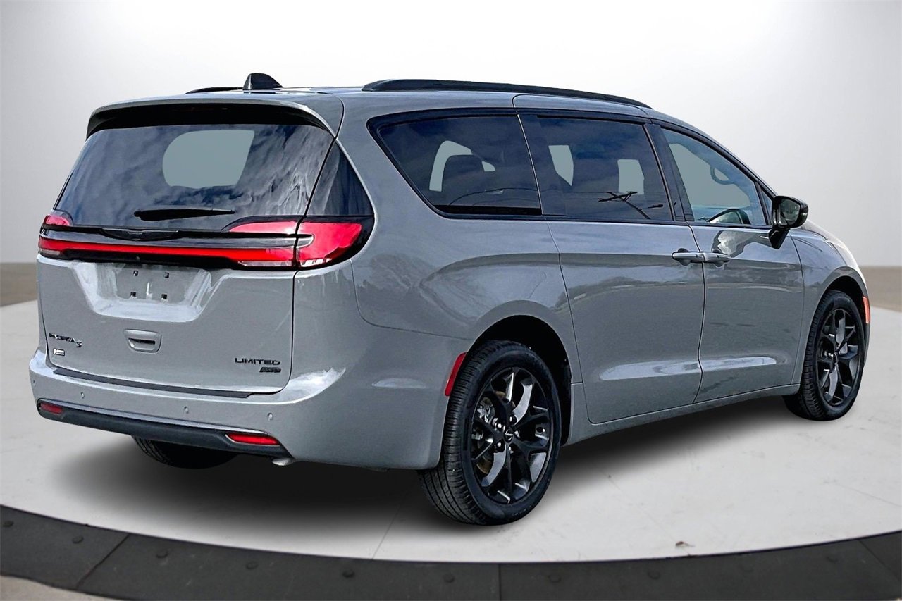 Used 2023 Chrysler Pacifica Limited w/ S Appearance Package image 8