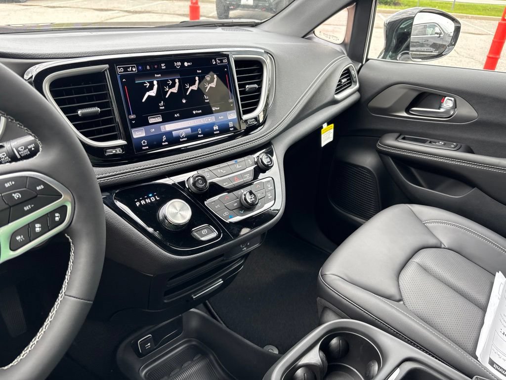 New 2027 Chrysler Pacifica Select FWD image 65