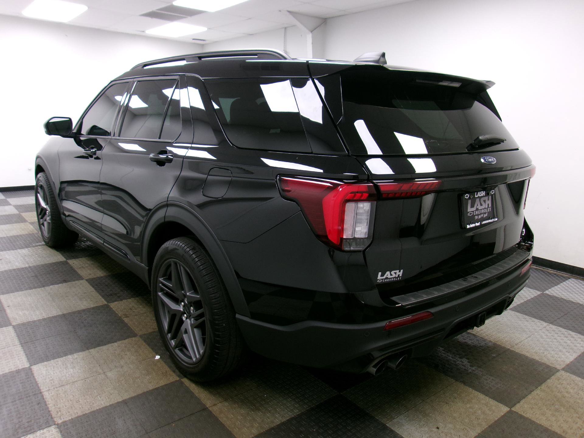 Used 2025 Ford Explorer ST image 2