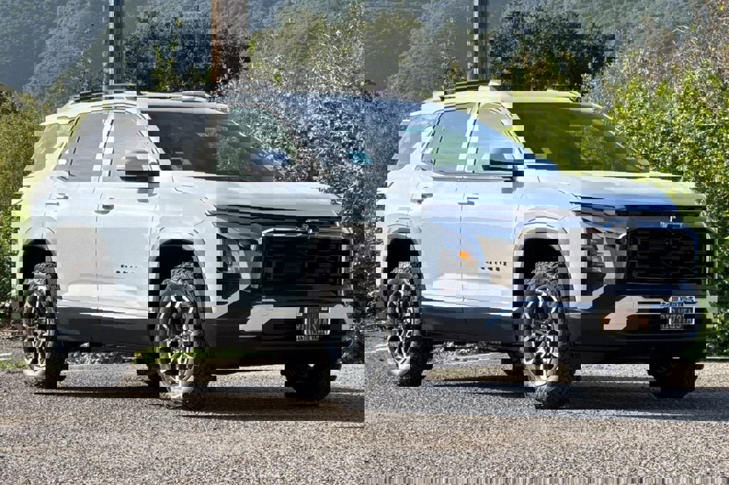 New 2026 Chevrolet Equinox ACTIV image 2