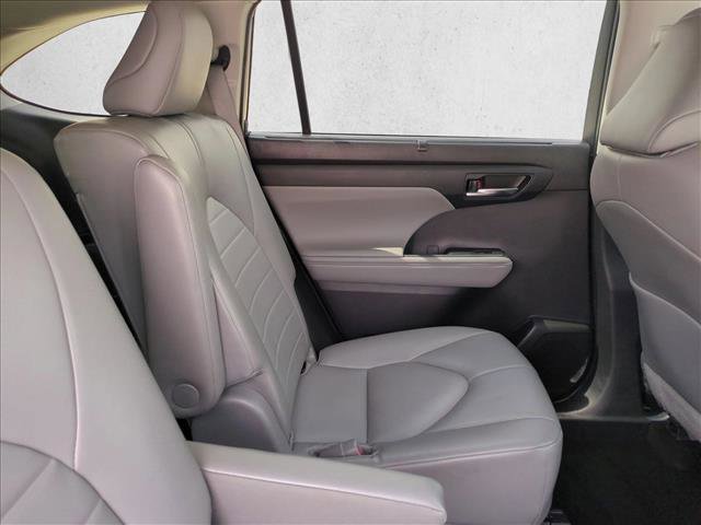 Used 2022 Toyota Highlander XLE FWD image 21