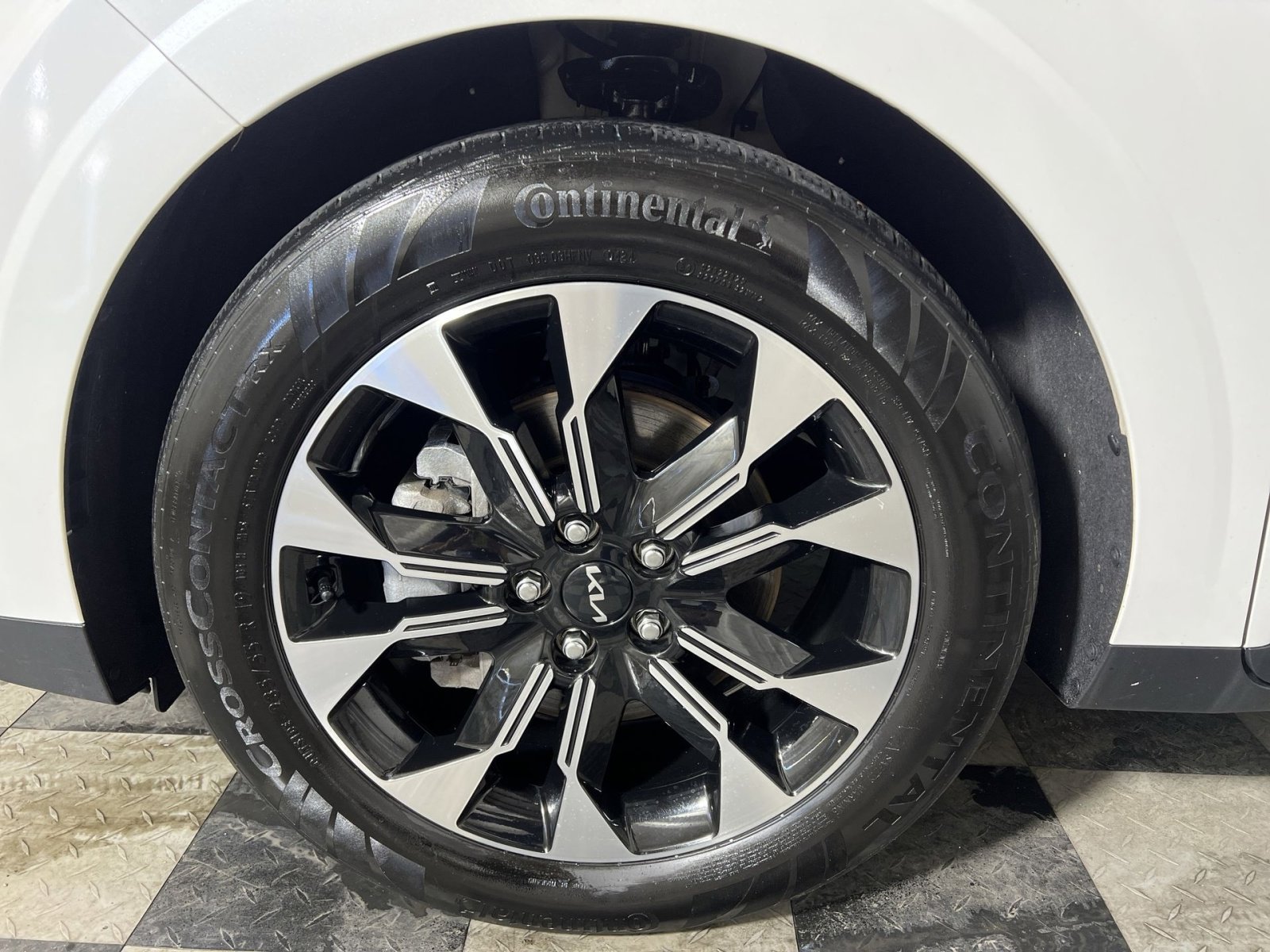 Used 2024 Kia Carnival EX image 16