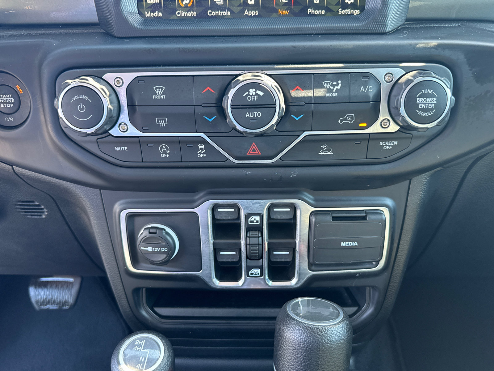 Used 2023 Jeep Wrangler Unlimited Sahara AWD/4WD image 13