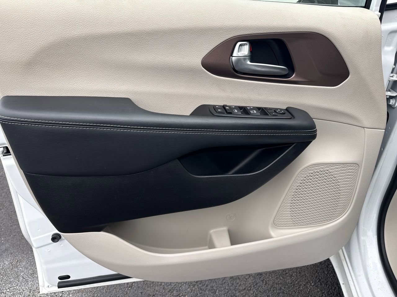 Used 2024 Chrysler Voyager LX image 14