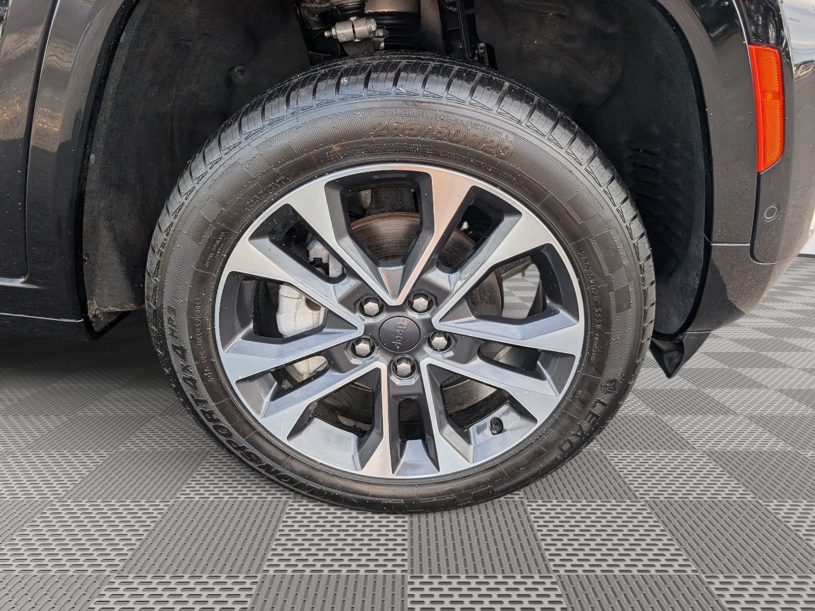 Used 2023 Jeep Grand Cherokee Overland w/ Luxury Tech Group IV AWD/4WD image 9
