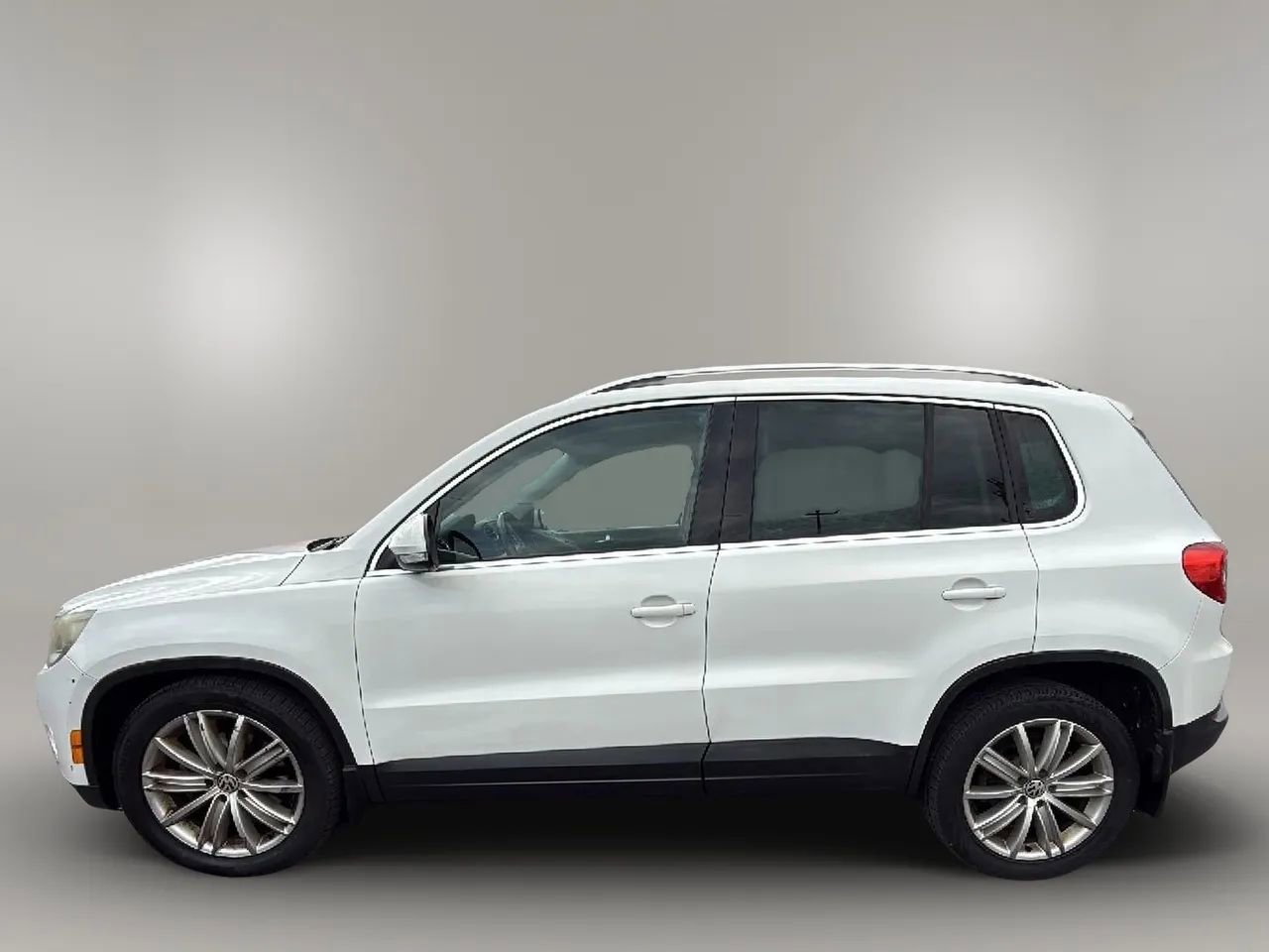 Used 2009 Volkswagen Tiguan S image 2