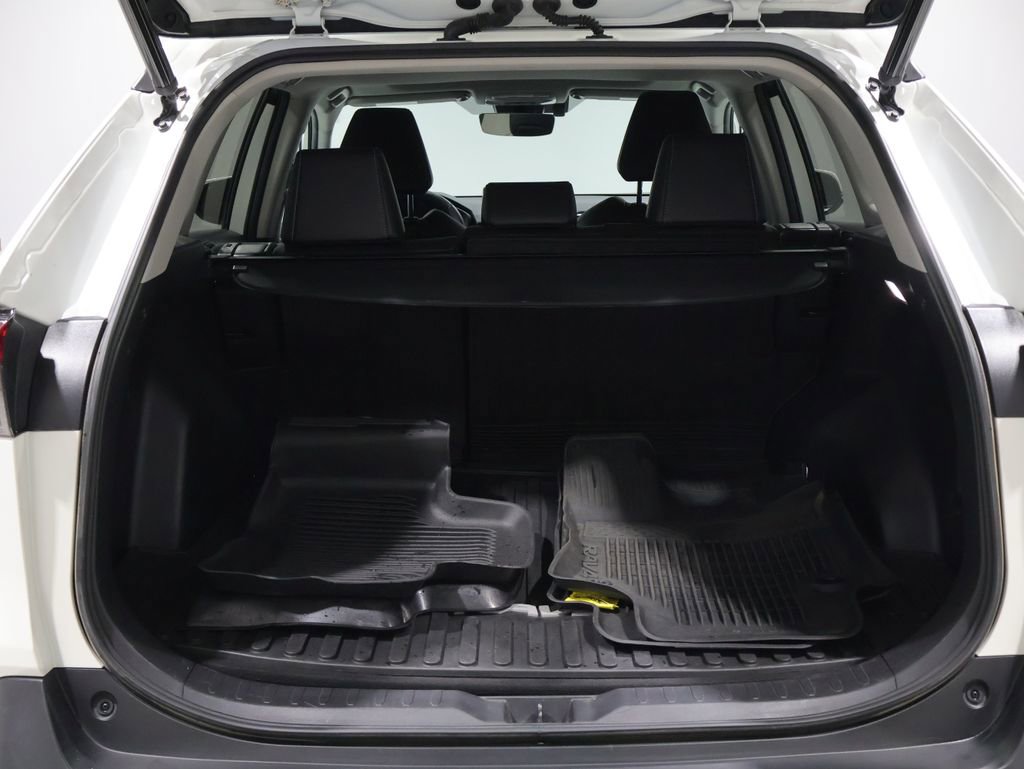 Used 2022 Toyota RAV4 XLE Premium image 5