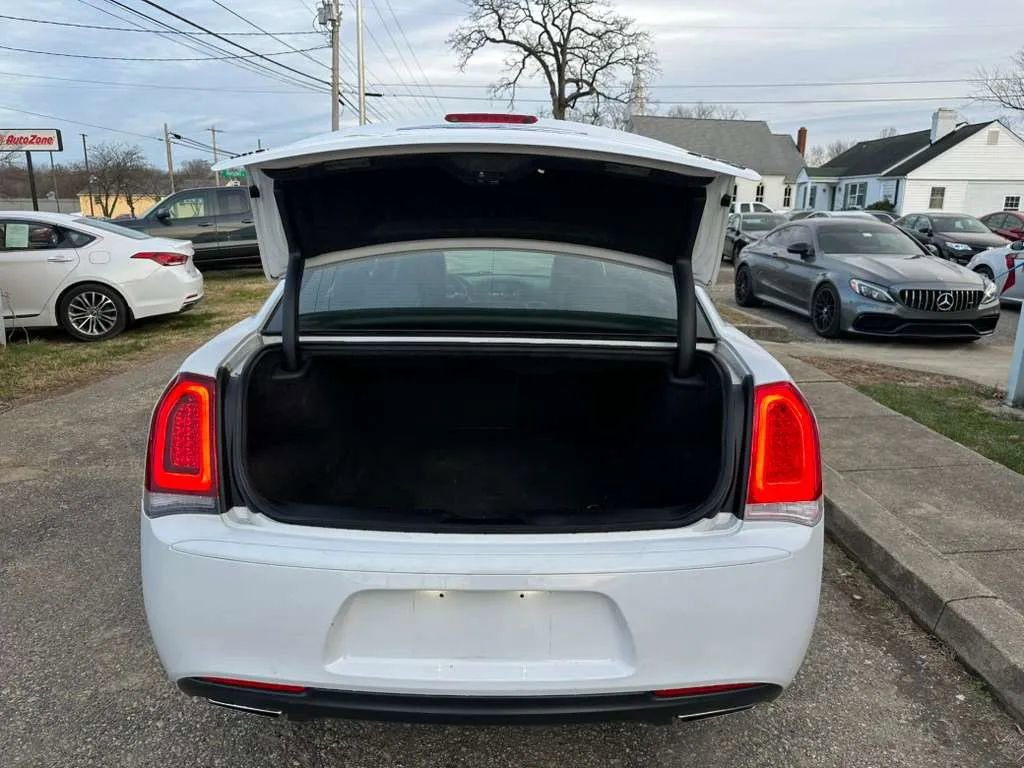 Used 2019 Chrysler 300 S image 41